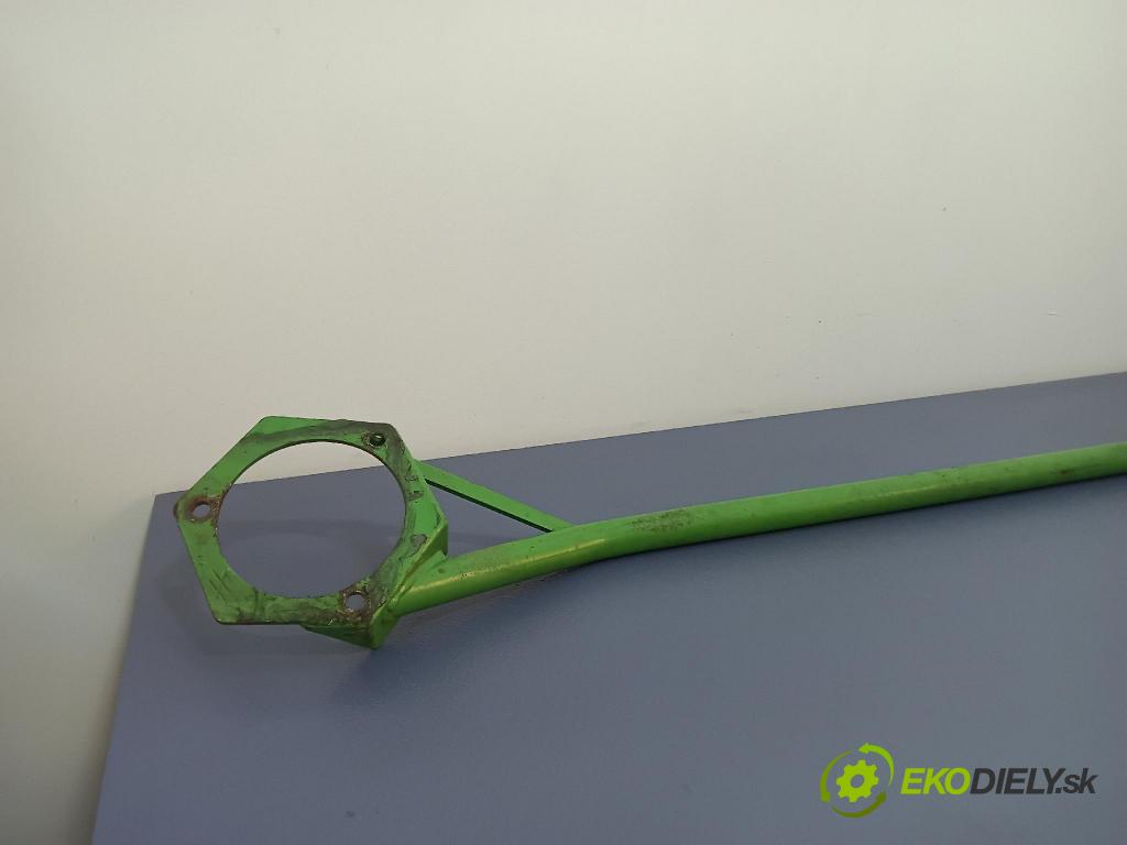 Volvo V40 2001 výstuha Predné: / pas predný 01