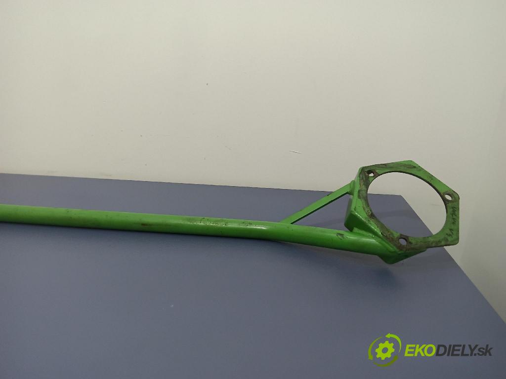 Volvo V40 2001 výstuha Predné: / pas predný 01