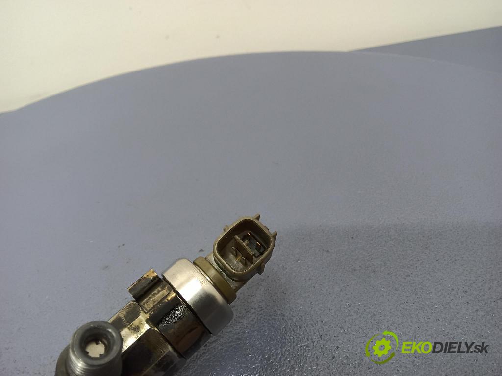 Toyota Avensis 2002 vstřikovač 23670-27030