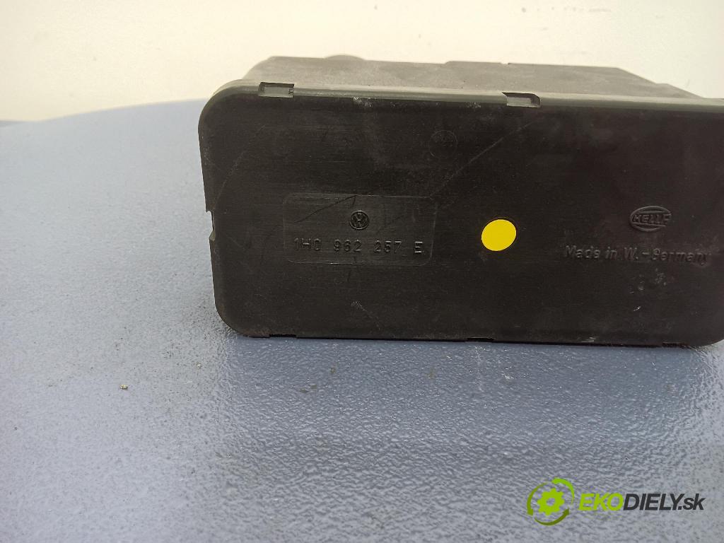 Volkswagen Passat 1994 pompa Centrálny: Zámok: 1H0962257E