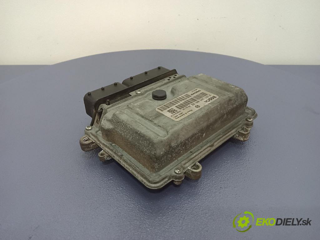 Volvo V50 2004 řídící jednotka Motor: 8667577