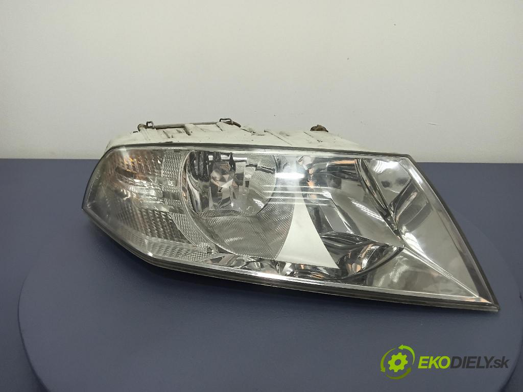 Skoda Octavia 2005 Reflektor: v pravo: 01