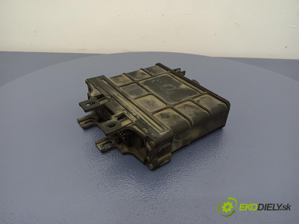 Volkswagen Golf 1998 riadiaca jednotka skrine 01M927733EQ