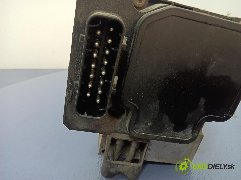 Volkswagen Passat 2000 čerpadlo ABS x 8E0614111T
