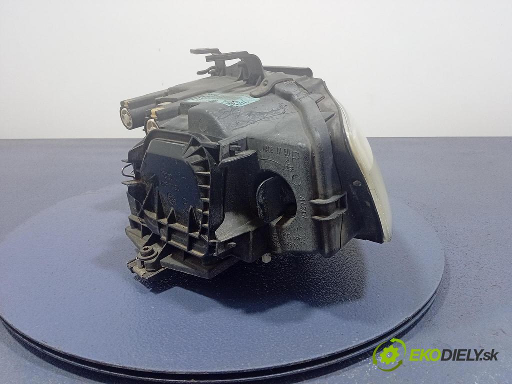 Audi A4 2004 Reflektor: v pravo: 8E0941004F