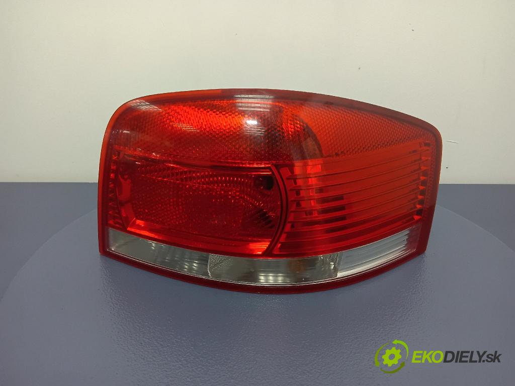 Audi A3 2004 svetlo / reflektor zad Prava: Vonkajsia: 8P0945096