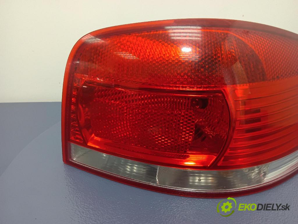 Audi A3 2004 svetlo / reflektor zad Prava: Vonkajsia: 8P0945096