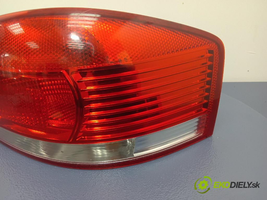 Audi A3 2004 svetlo / reflektor zad Prava: Vonkajsia: 8P0945096