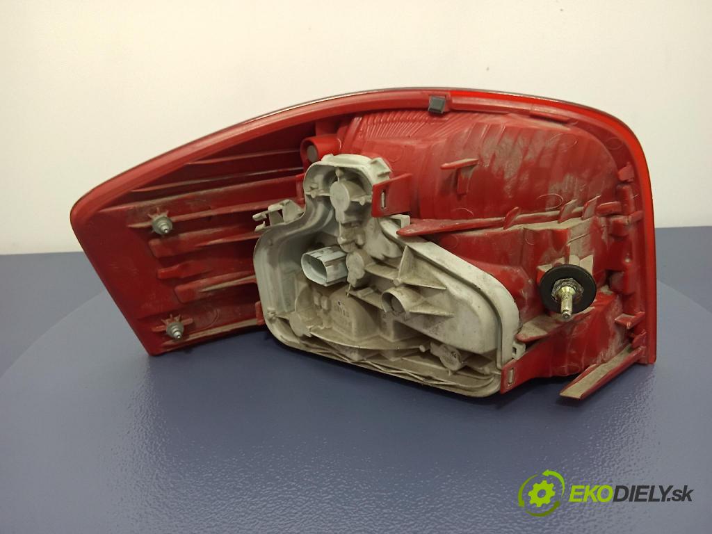 Audi A3 2004 svetlo / reflektor zad Prava: Vonkajsia: 8P0945096