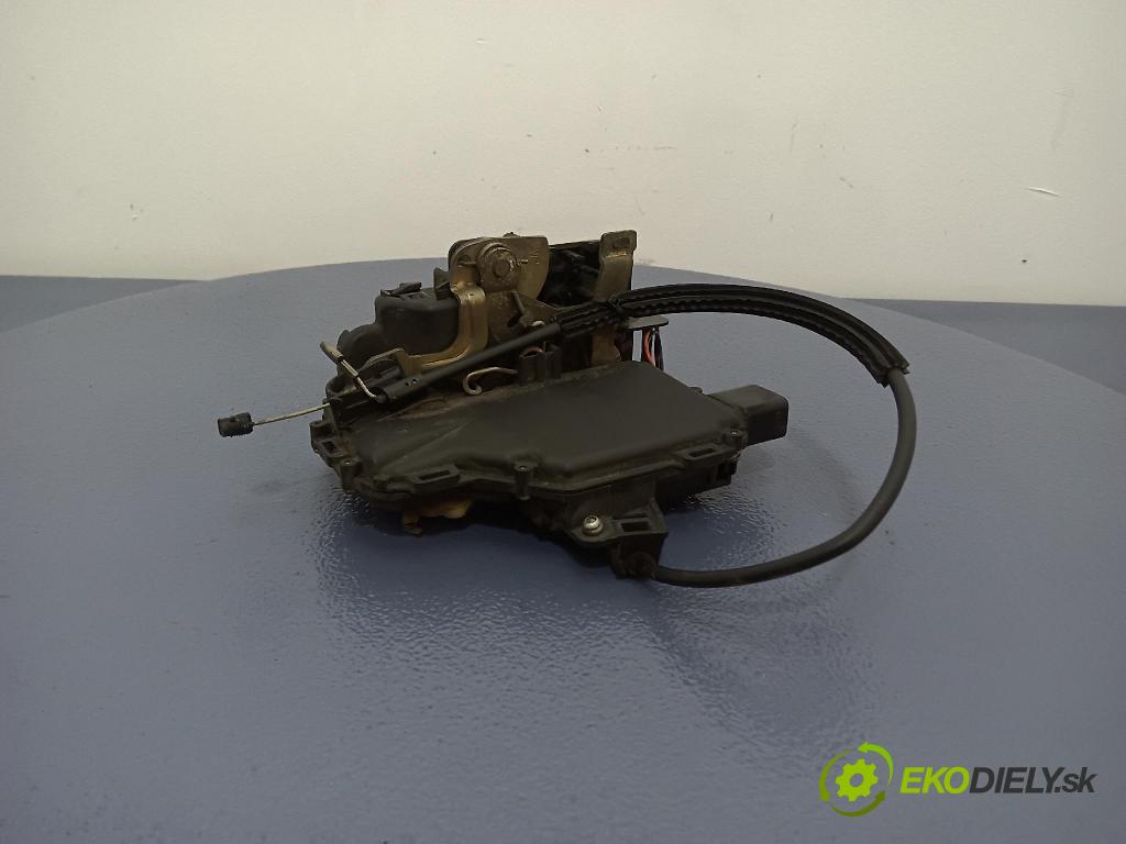 Volkswagen Bora 2001 zámek dveře před Levý: 01