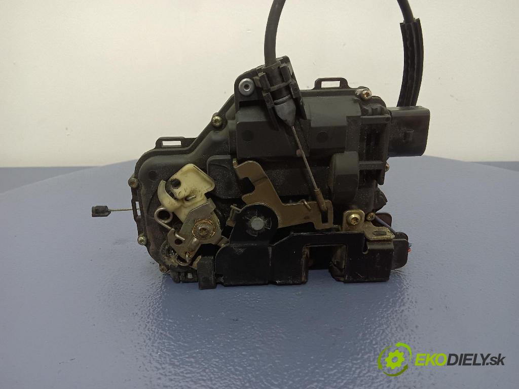 Volkswagen Bora 2001 zámek dveře před Levý: 01