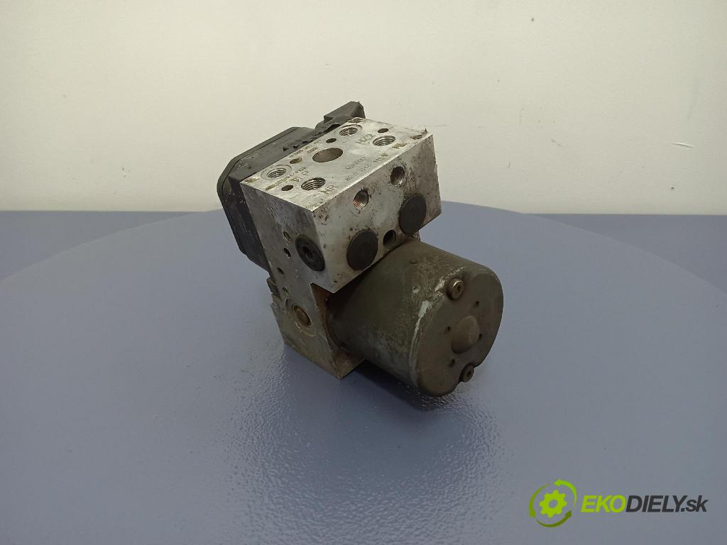 Volkswagen Passat 2000 čerpadlo ABS x 8E0614111T