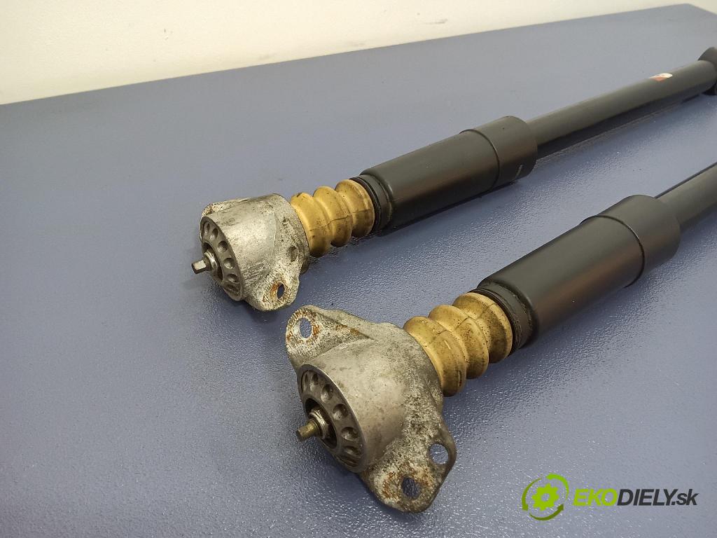 Volkswagen Golf 1999 tlmič zad Vľavo.: AGW051MT