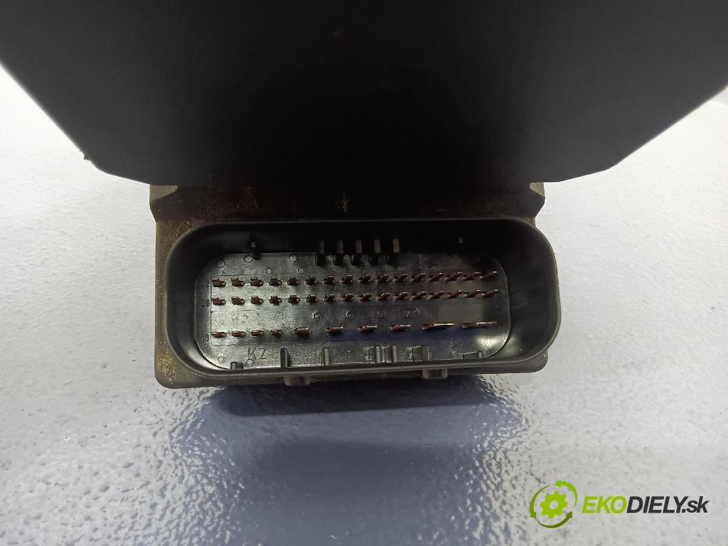 Volkswagen Passat 2003 čerpadlo ABS x 4B0614517G