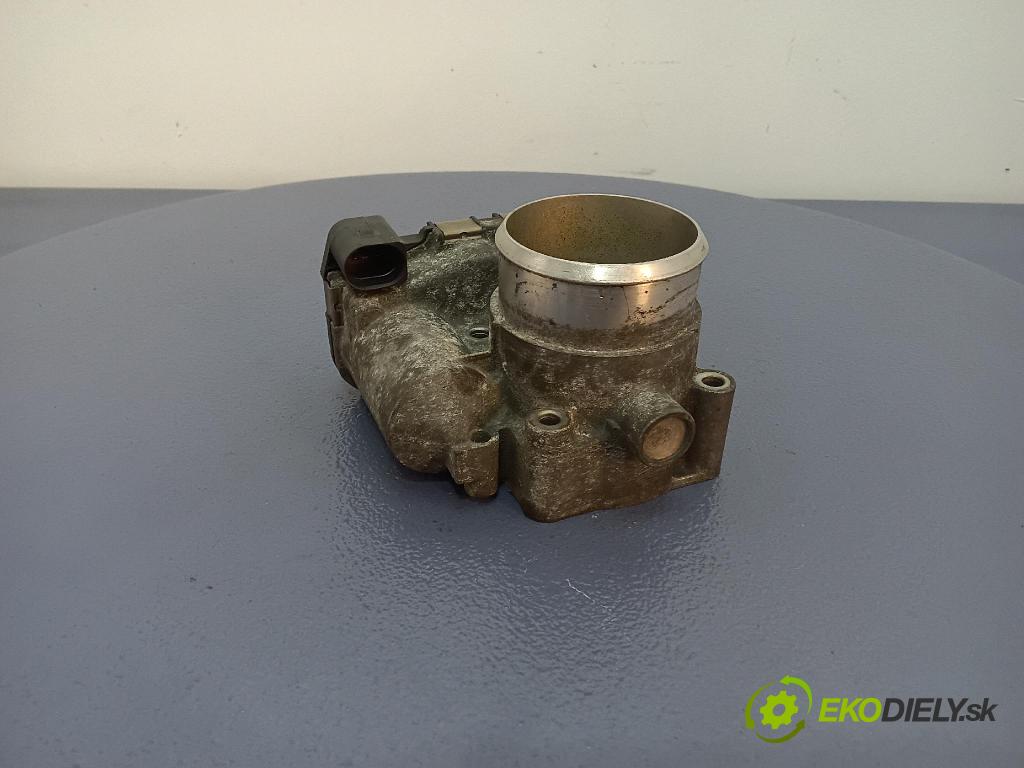 Volkswagen Passat 0 klapka 06B133062M