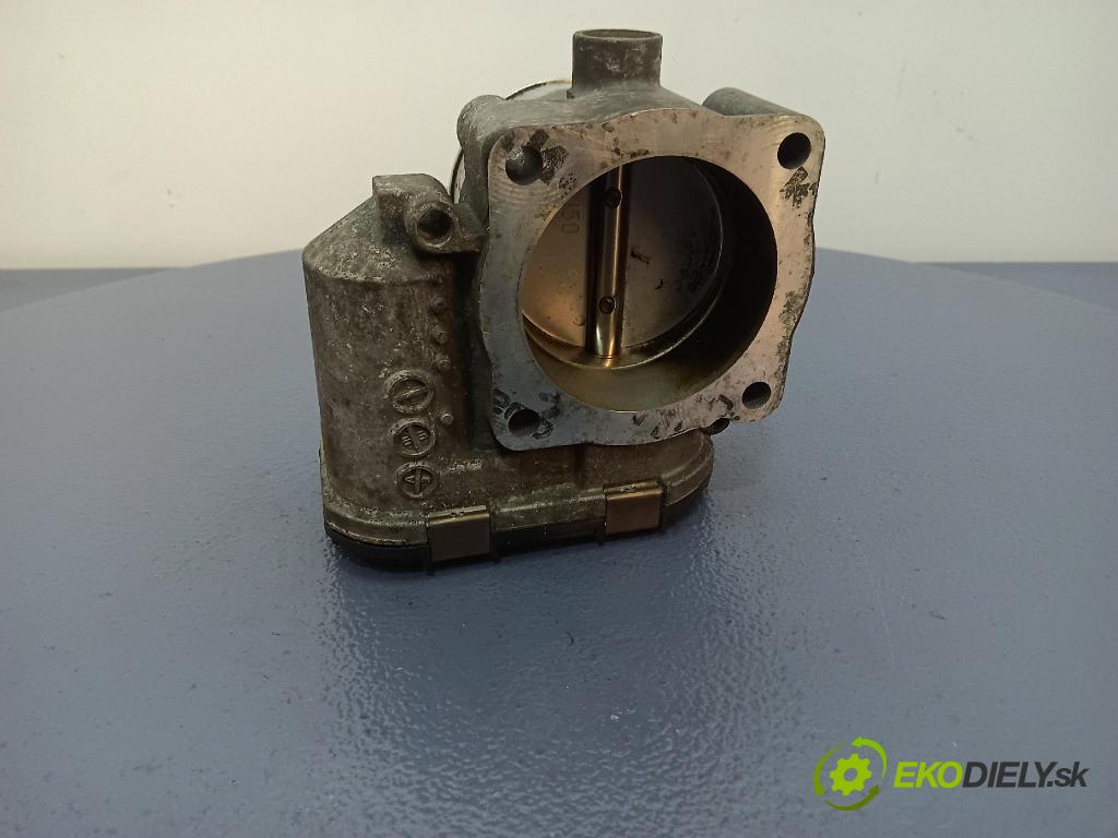 Volkswagen Passat 0 klapka 06B133062M