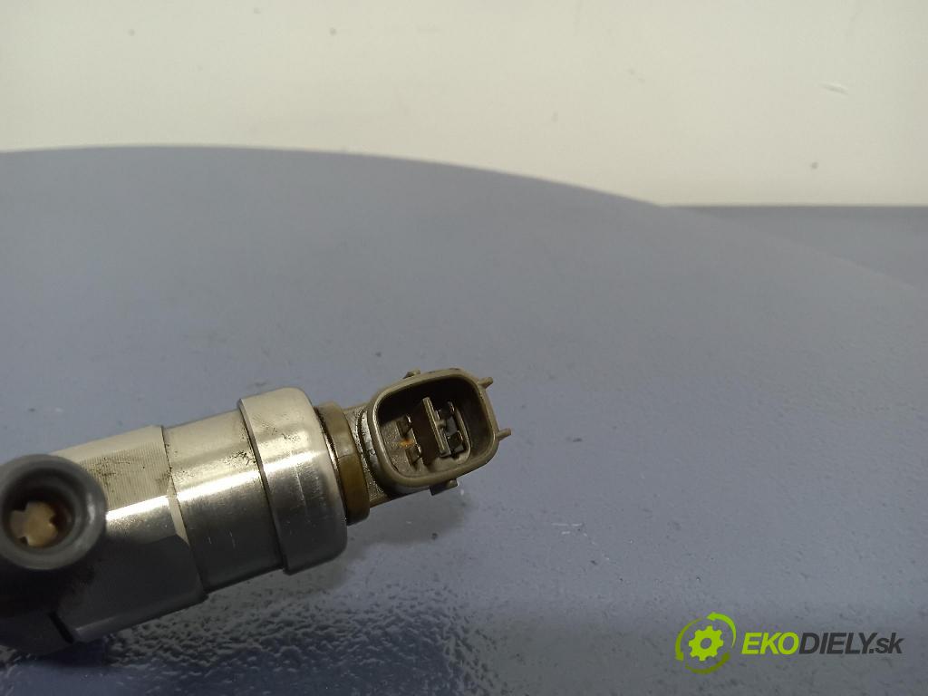Toyota Avensis 2002 vstřikovač 23670-27030