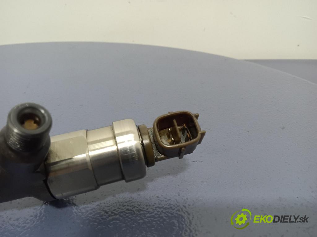 Toyota Avensis 2002 vstřikovač 23670-27030