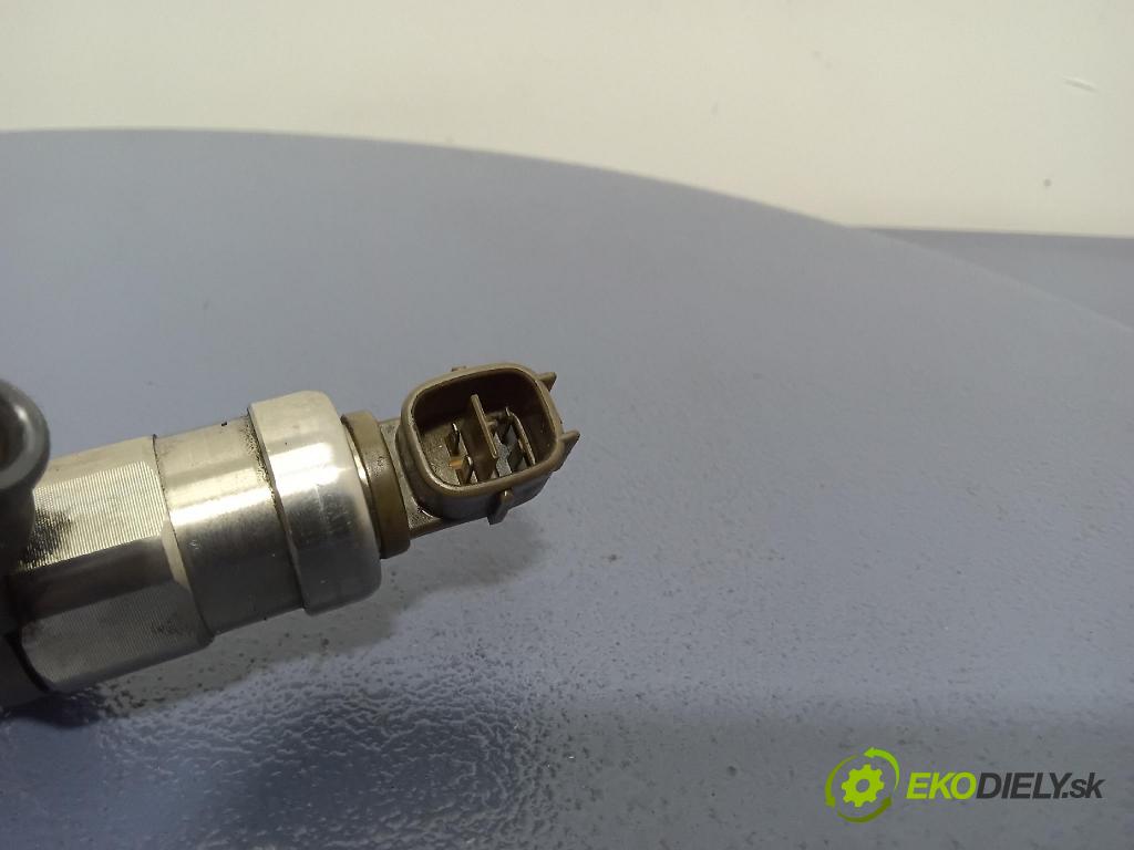 Toyota Avensis 2002 vstřikovač 23670-27030
