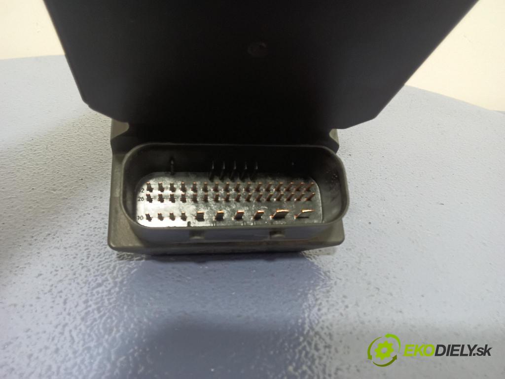 Volkswagen Passat 2004 čerpadlo ABS x 4B0614517G