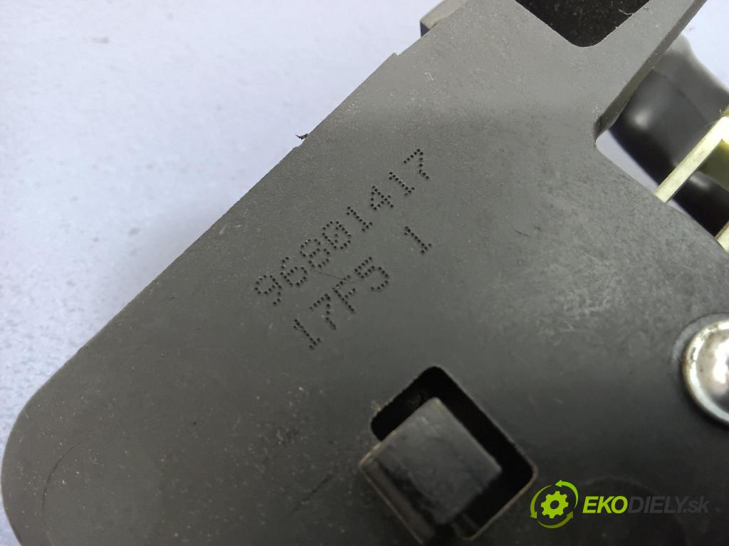 Peugeot 1007 2005 rukoväť Predné Prava: 96801417