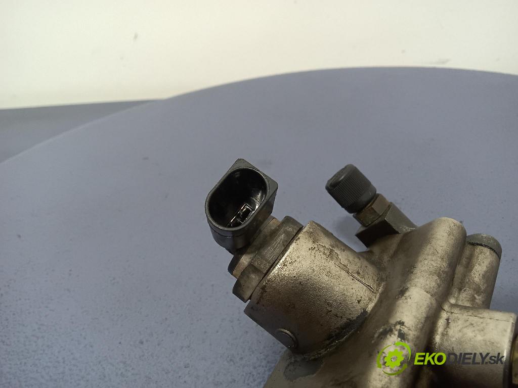Volkswagen Passat 2006 čerpadlo Injekce: 06F127025D