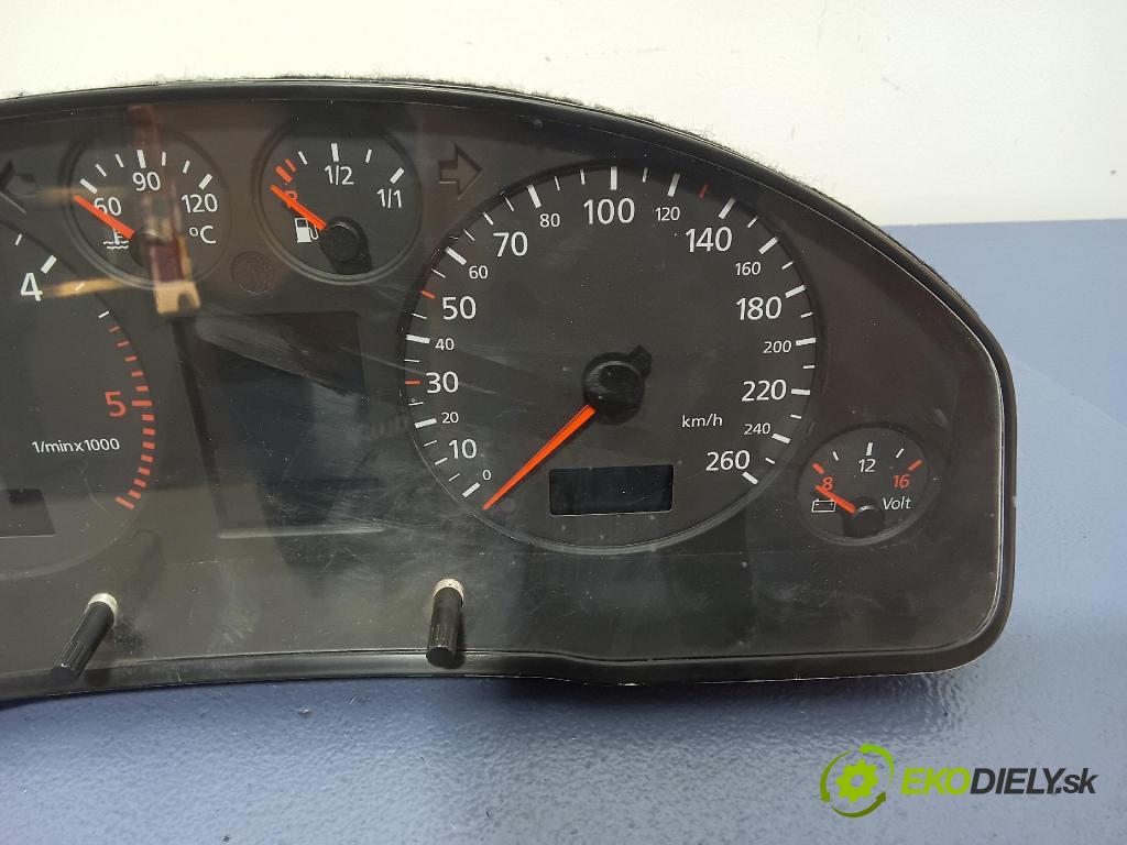 Audi A4 2000 Přístrojová deska 8D0920932F