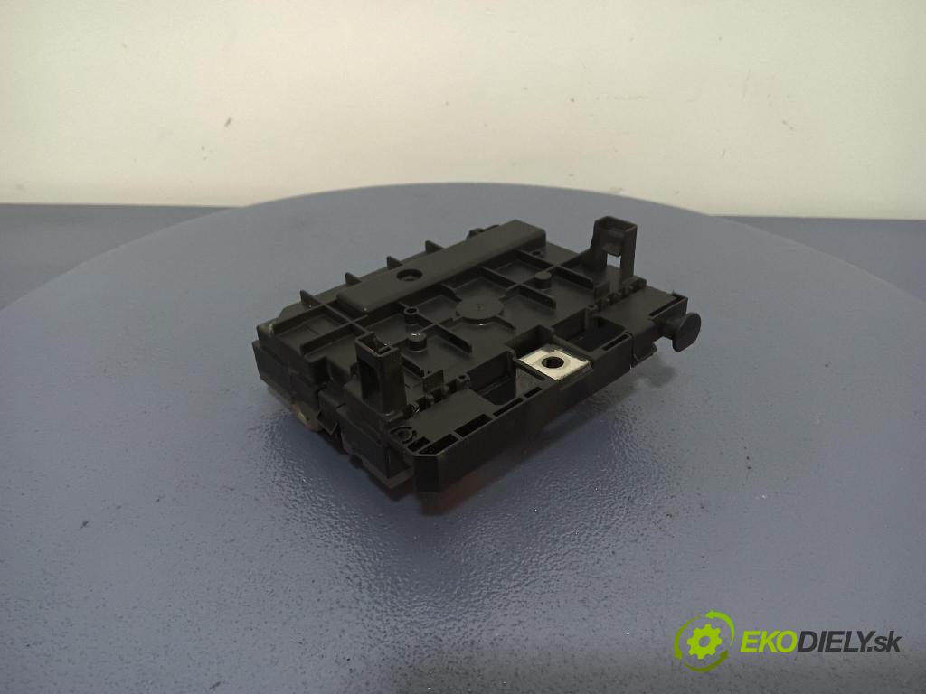 Citroen C4 picasso 2010 skříňka Pojistky 9667044980