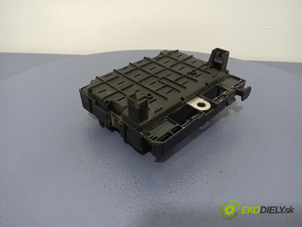 Peugeot 206 2005 skrinka Poistky: 9657608580
