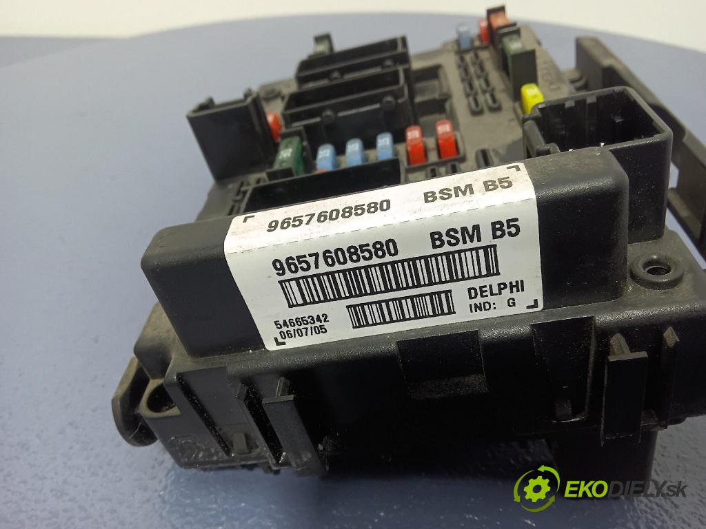 Peugeot 206 2005 skrinka Poistky: 9657608580