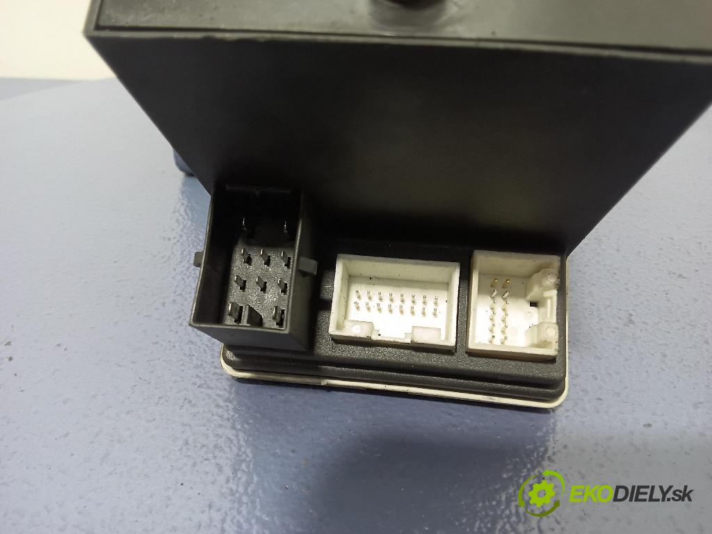 Audi B5 1999 pompa Centrálny: Zámok: 8D0862257B
