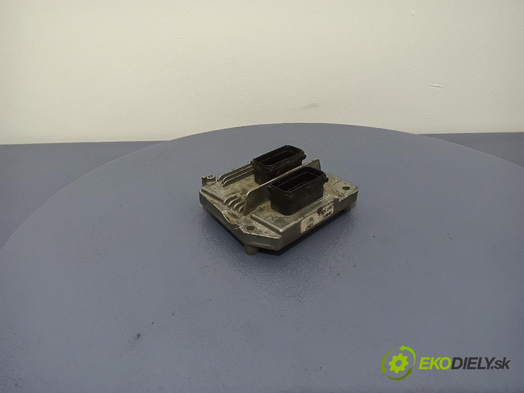 Opel Zafira 2006 riadiaca jednotka Motor: 55561172