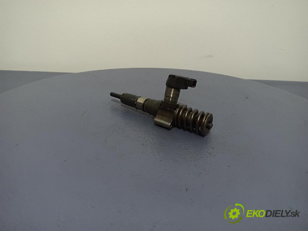 Volkswagen Passat 2006 vstřikovač 03G130073S