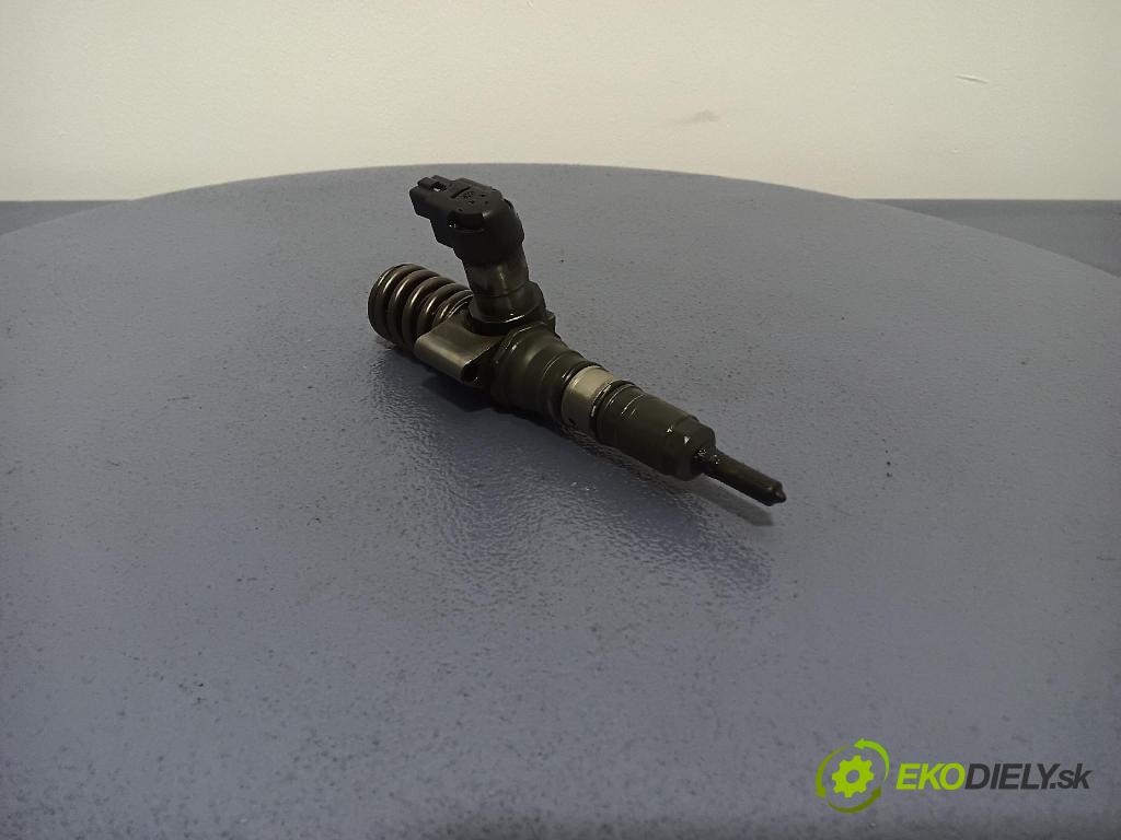 Volkswagen Passat 2006 vstřikovač 03G130073S