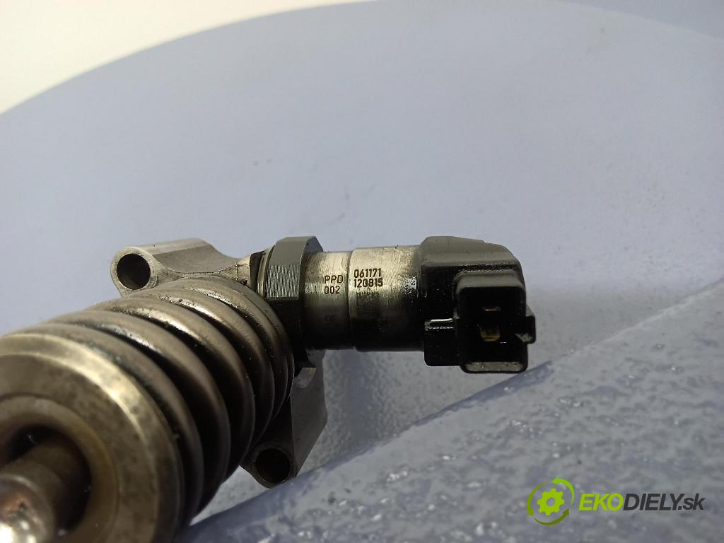 Volkswagen Passat 2006 vstřikovač 03G130073S