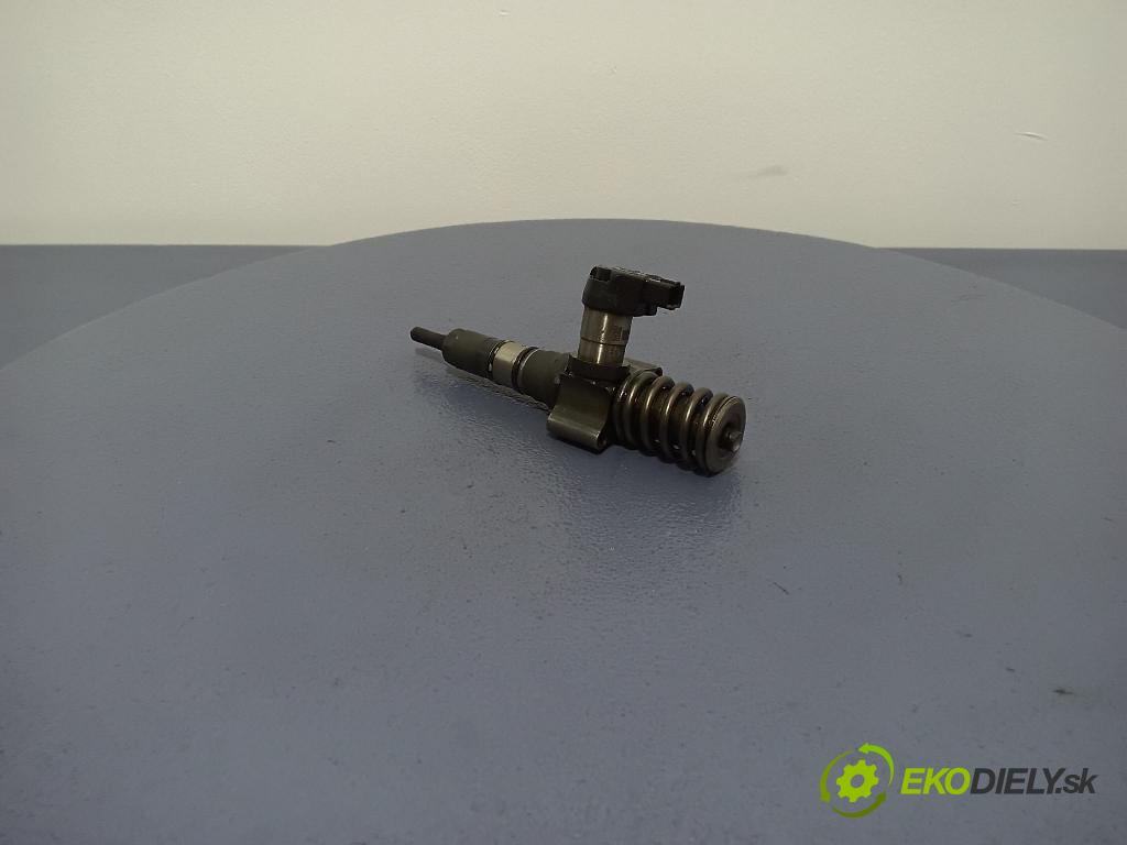 Volkswagen Passat 2006 vstřikovač 03G130073S