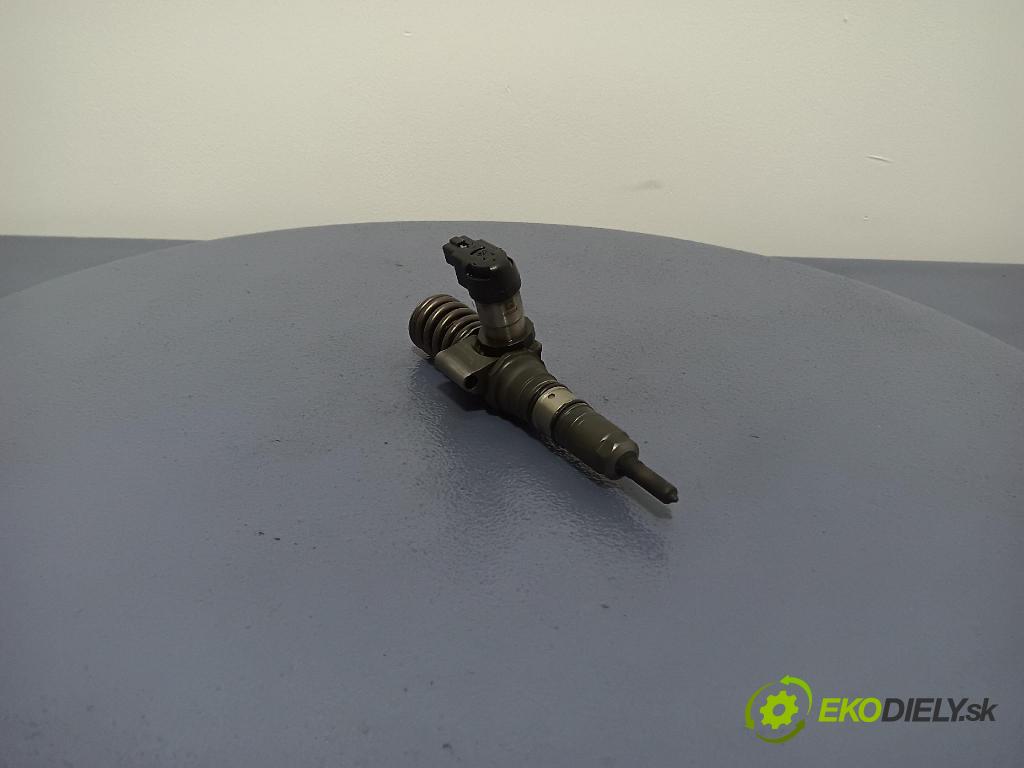 Volkswagen Passat 2006 vstřikovač 03G130073S