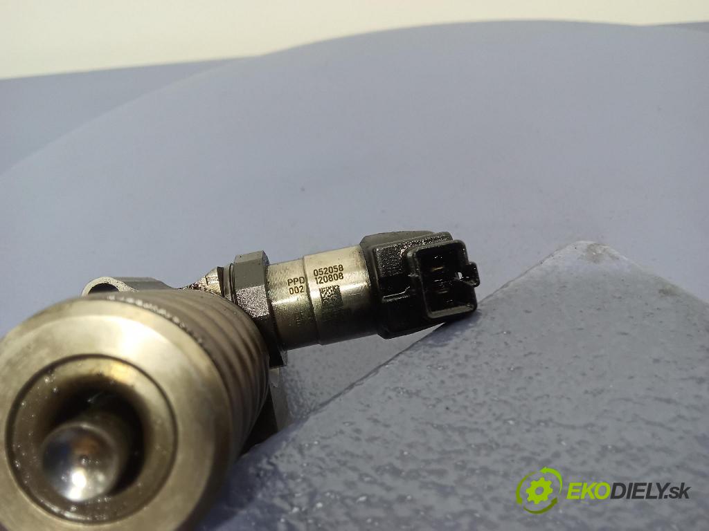 Volkswagen Passat 2006 vstřikovač 03G130073S