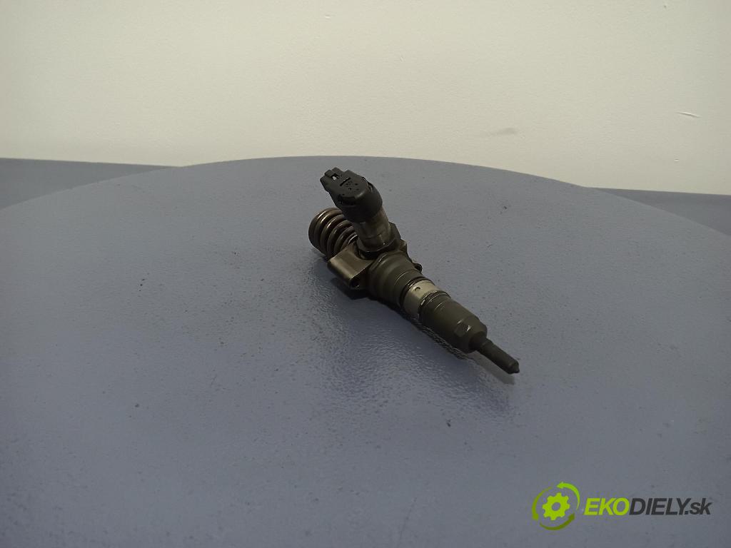 Volkswagen Passat 2006 vstřikovač 03G130073S