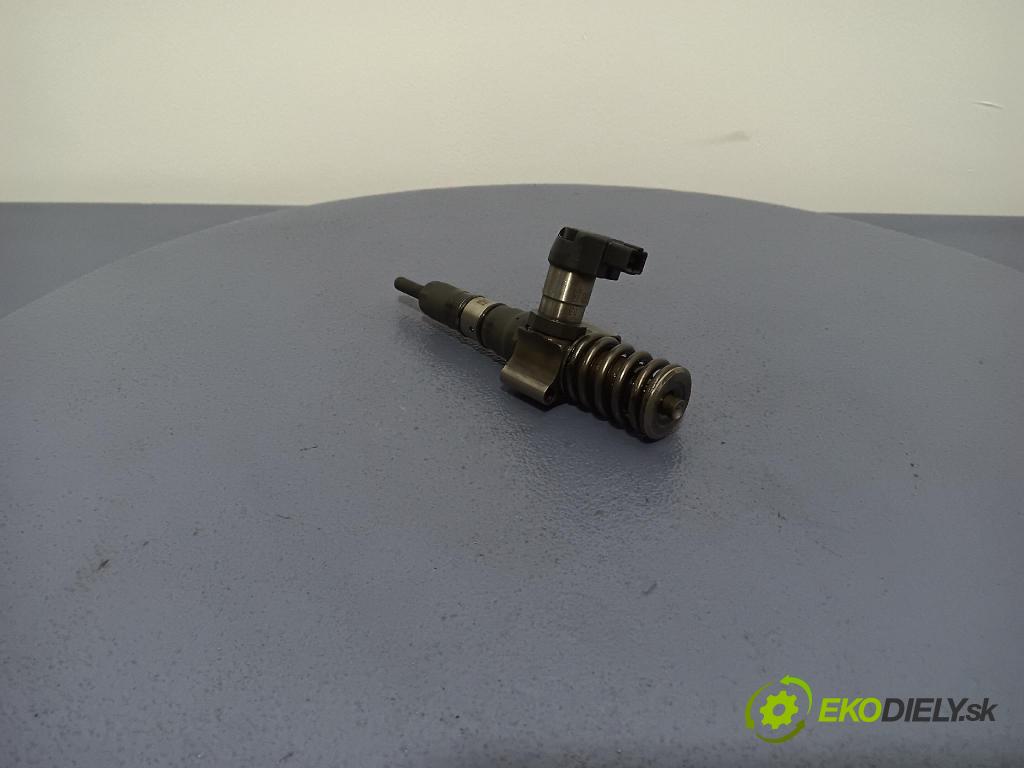 Volkswagen Passat 2006 vstřikovač 03G130073S