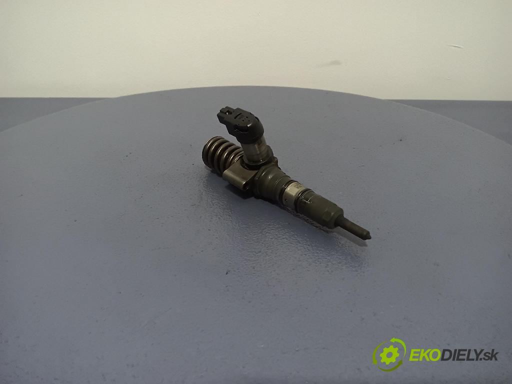 Volkswagen Passat 2006 vstřikovač 03G130073S