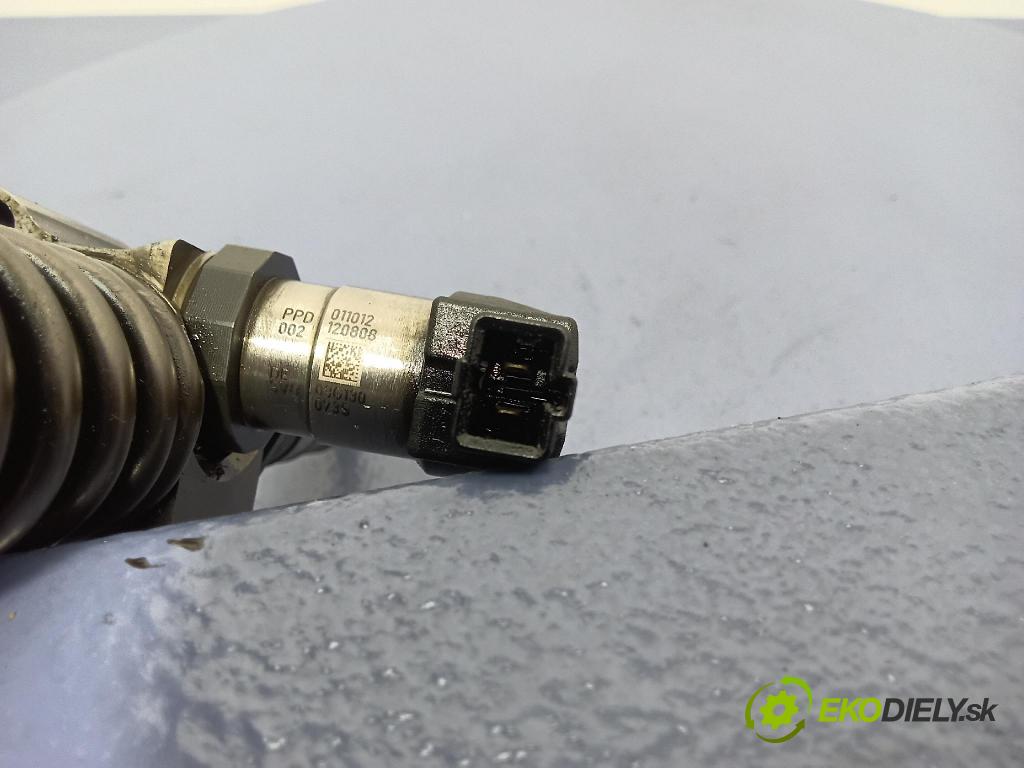 Volkswagen Passat 2006 vstřikovač 03G130073S