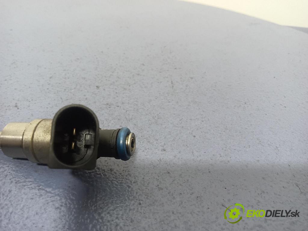 Volkswagen Passat 2006 vstřikovač 06F906036