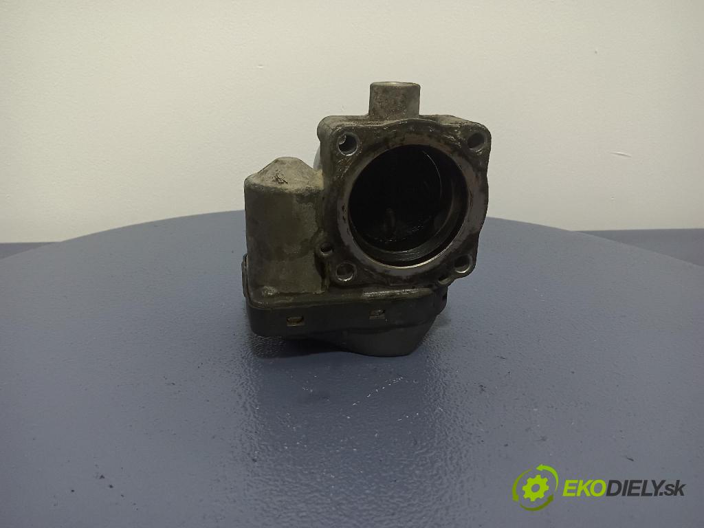 Volkswagen Golf 2000 škrticí klapka 036133062A