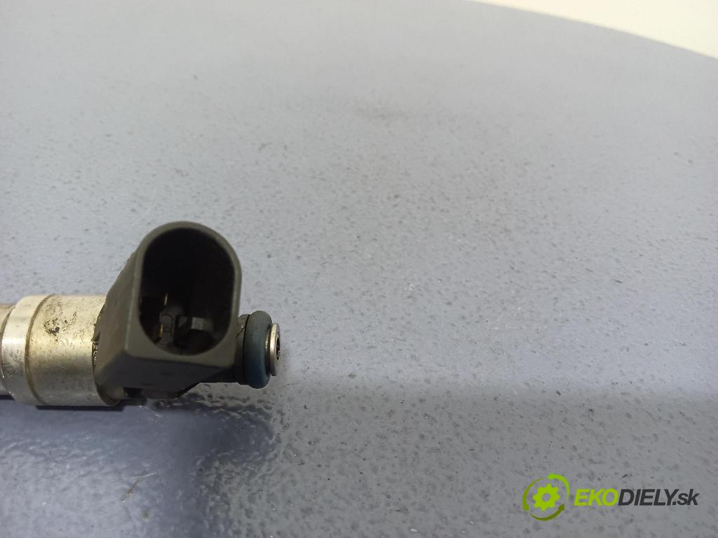 Volkswagen Golf 2006 vstřikovač 06F906036G