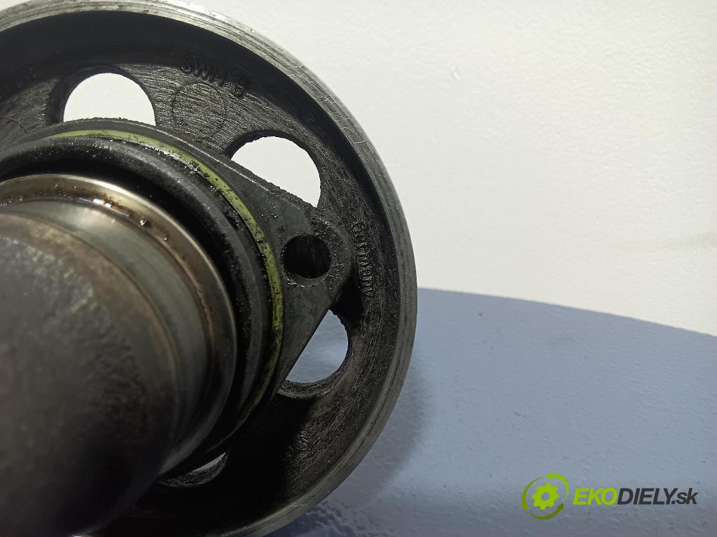 Volkswagen Passat 1994 kolo Pás 028115021B