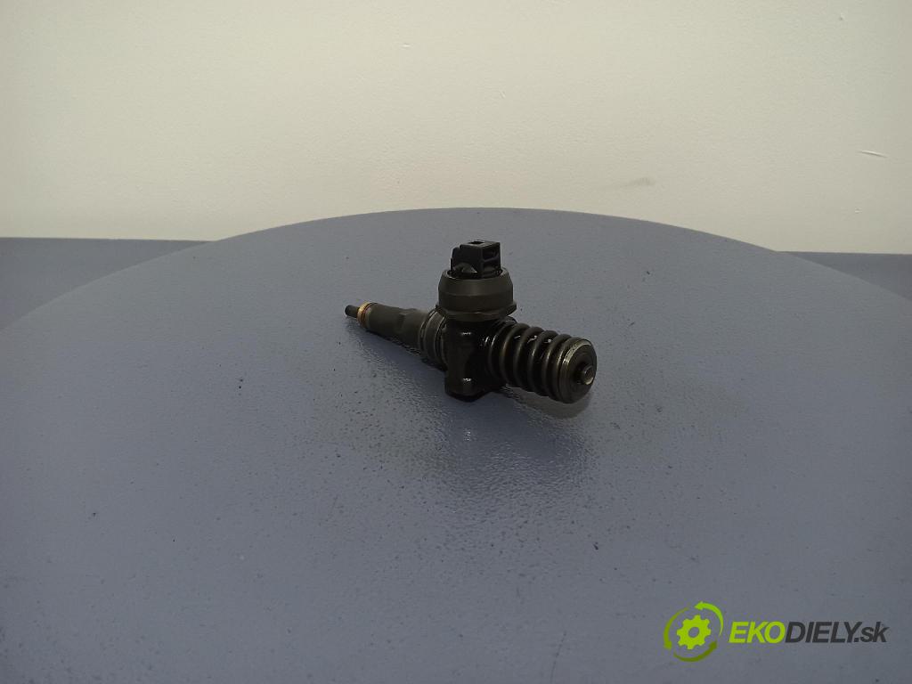 Audi A4 2001 vstřikovač 038130073BA