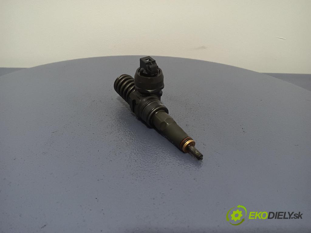 Audi A4 2001 vstřikovač 038130073BA