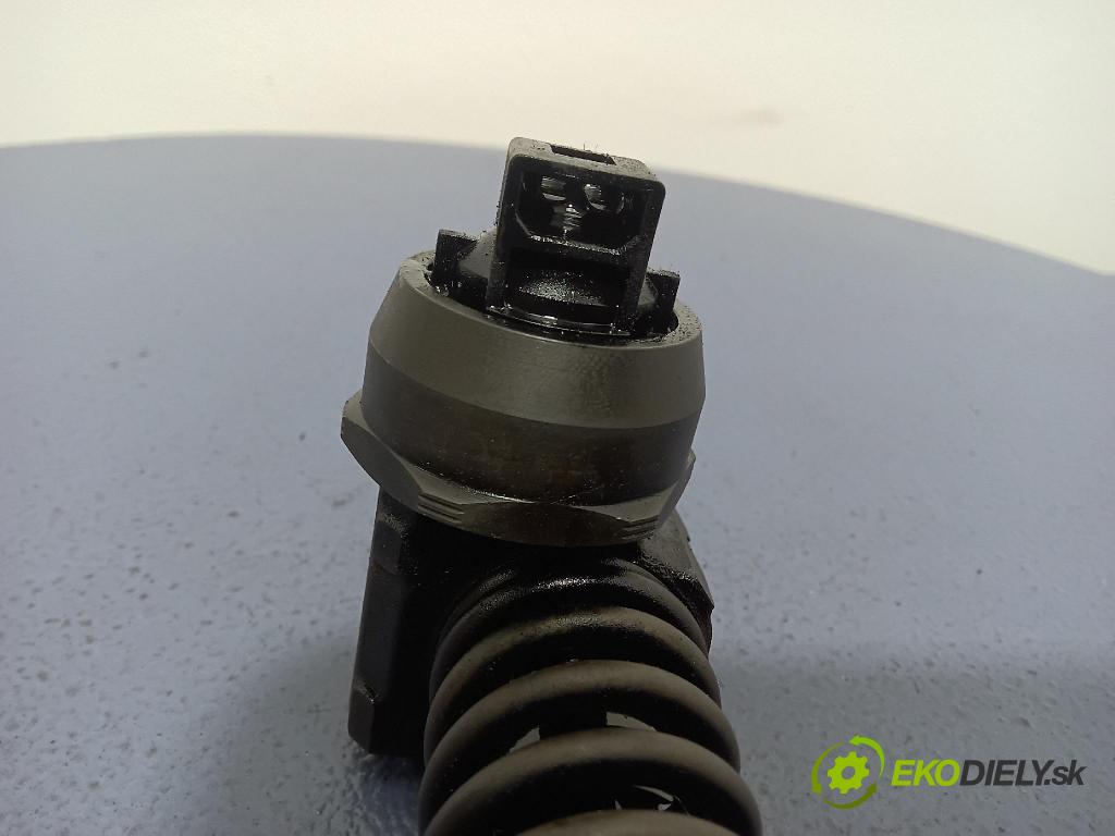 Audi A4 2001 vstřikovač 038130073BA