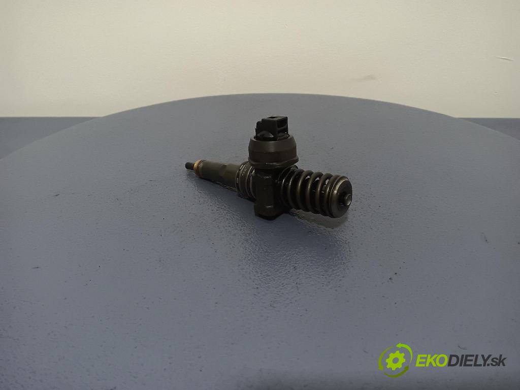 Audi A4 2001 vstřikovač 038130073BA